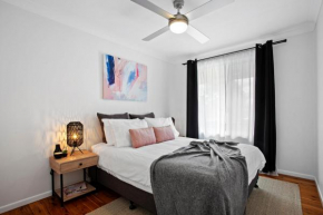 The Neo stylish central apartment with aircon courtyard and Netflix